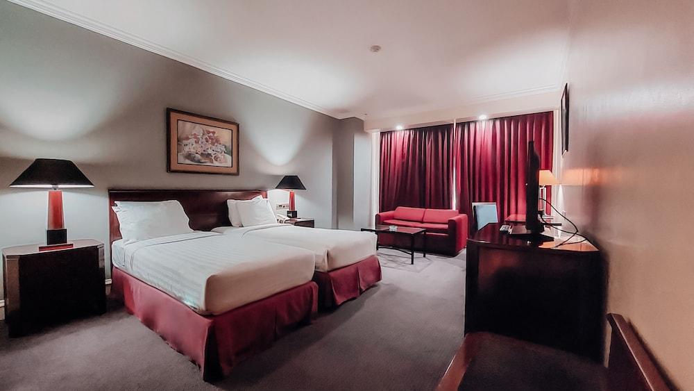 Surabaya Suites Hotel Powered By Archipelago Kültér fotó