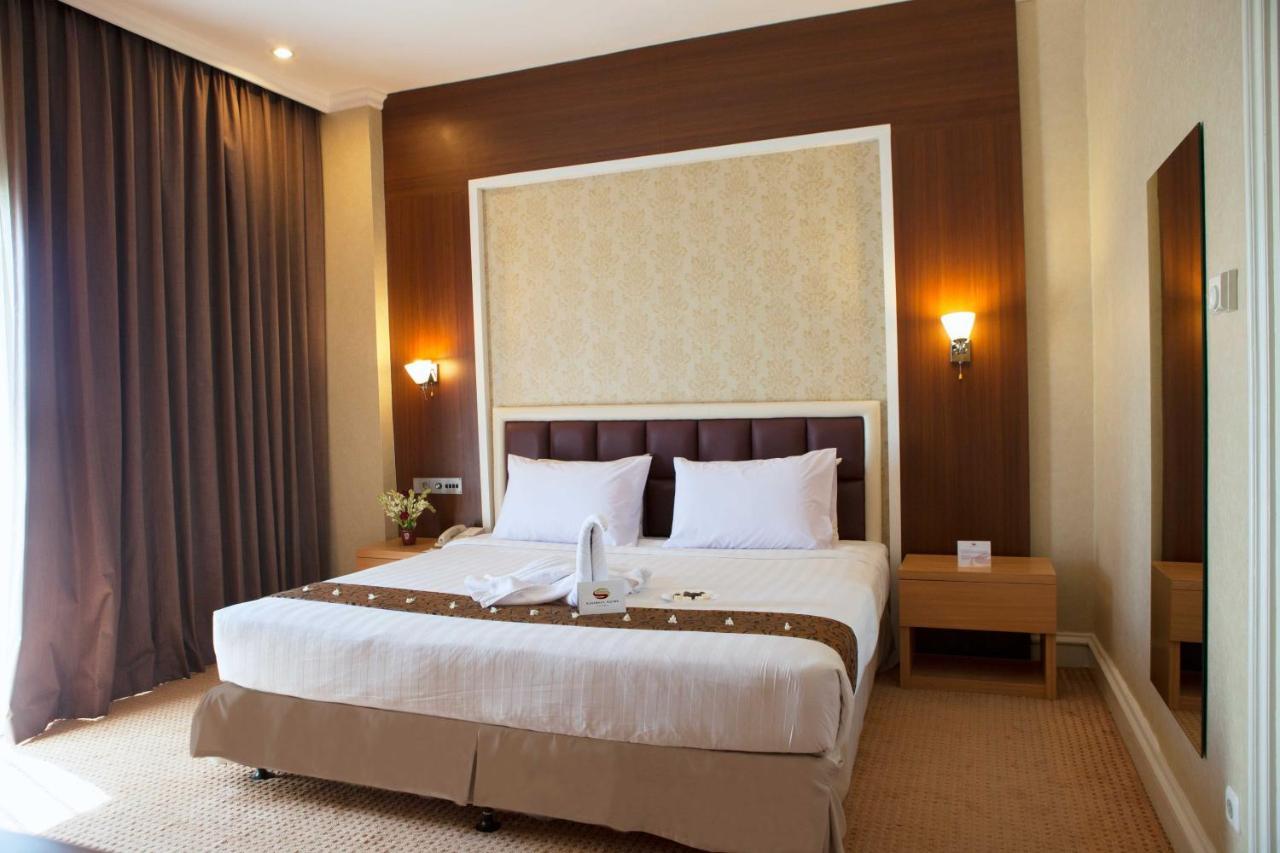 Surabaya Suites Hotel Powered By Archipelago Kültér fotó